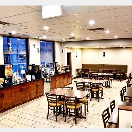 Super 8 By Wyndham Kelowna Bc Екстериор снимка