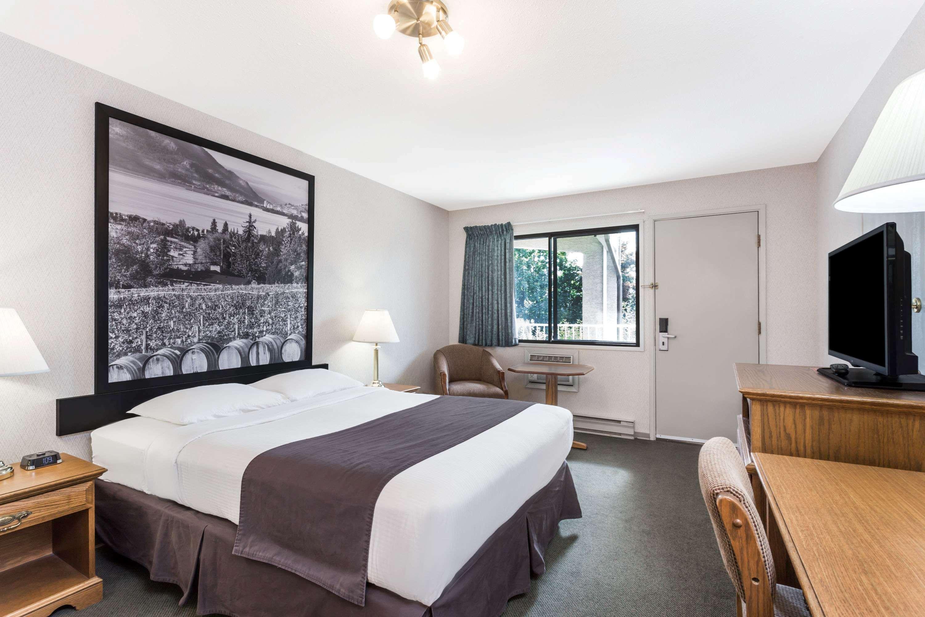 Super 8 By Wyndham Kelowna Bc Екстериор снимка
