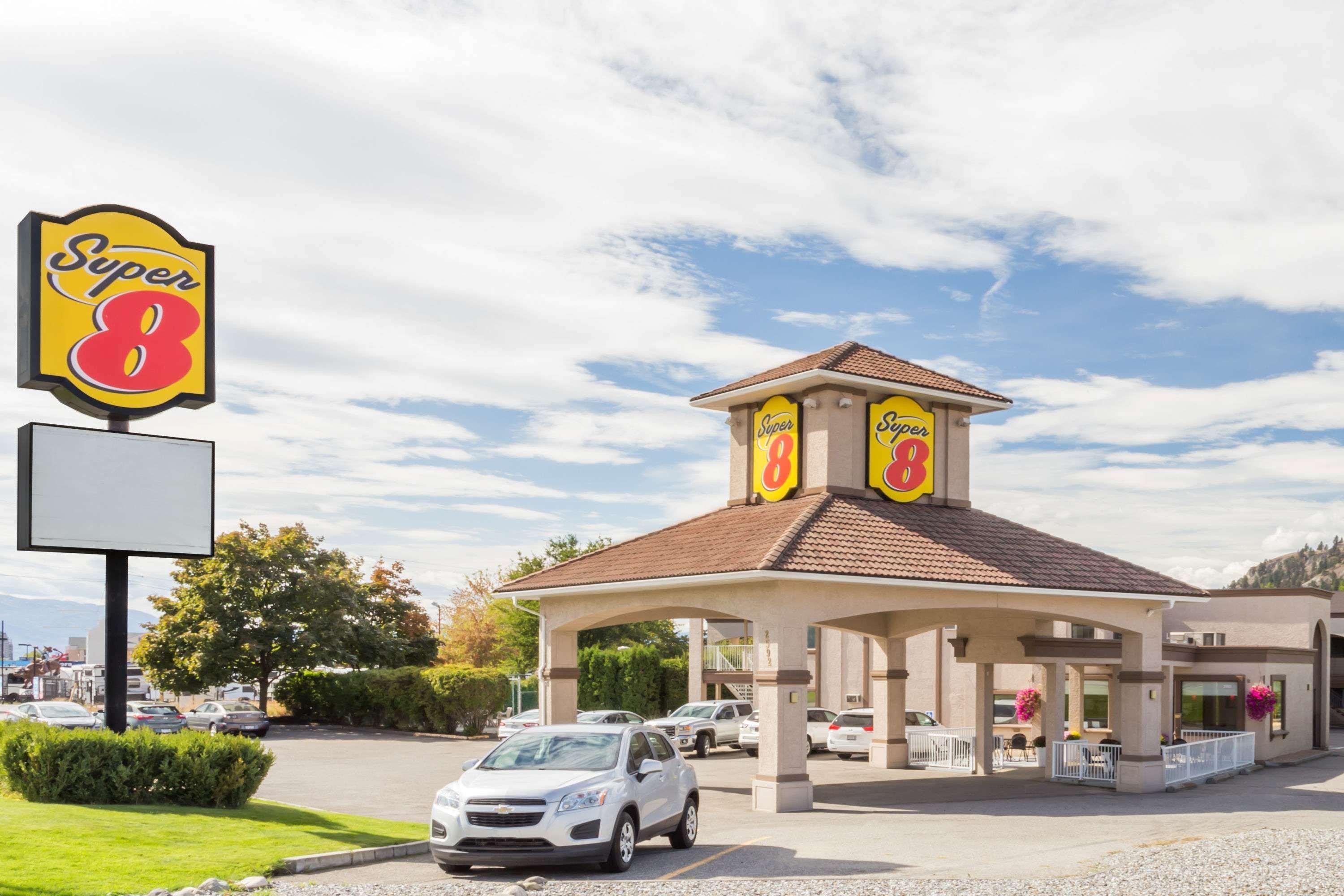 Super 8 By Wyndham Kelowna Bc Екстериор снимка