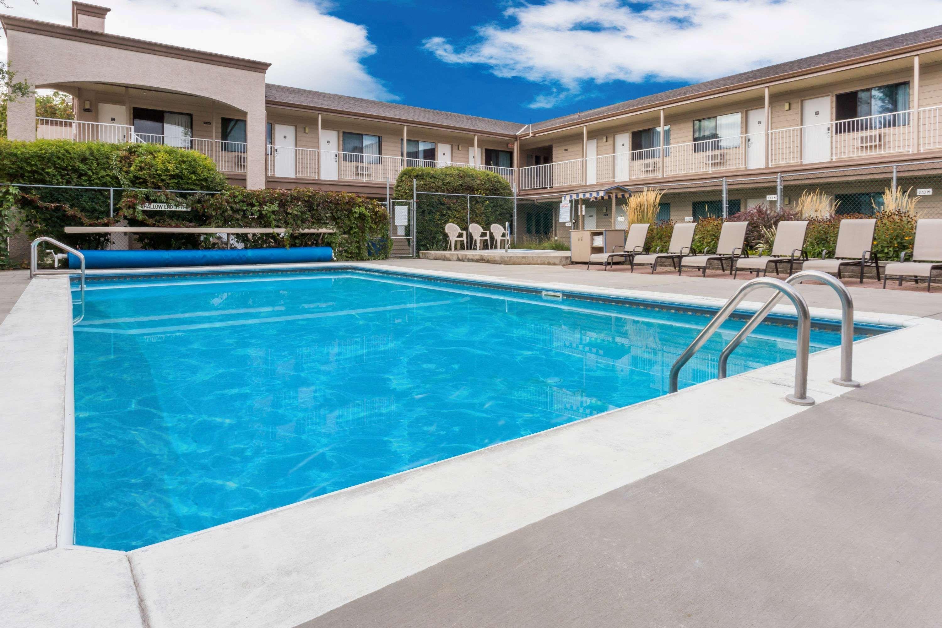 Super 8 By Wyndham Kelowna Bc Екстериор снимка