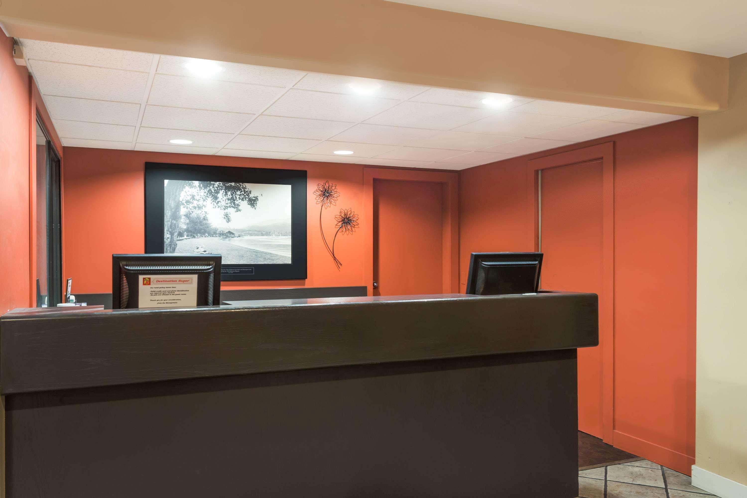 Super 8 By Wyndham Kelowna Bc Екстериор снимка