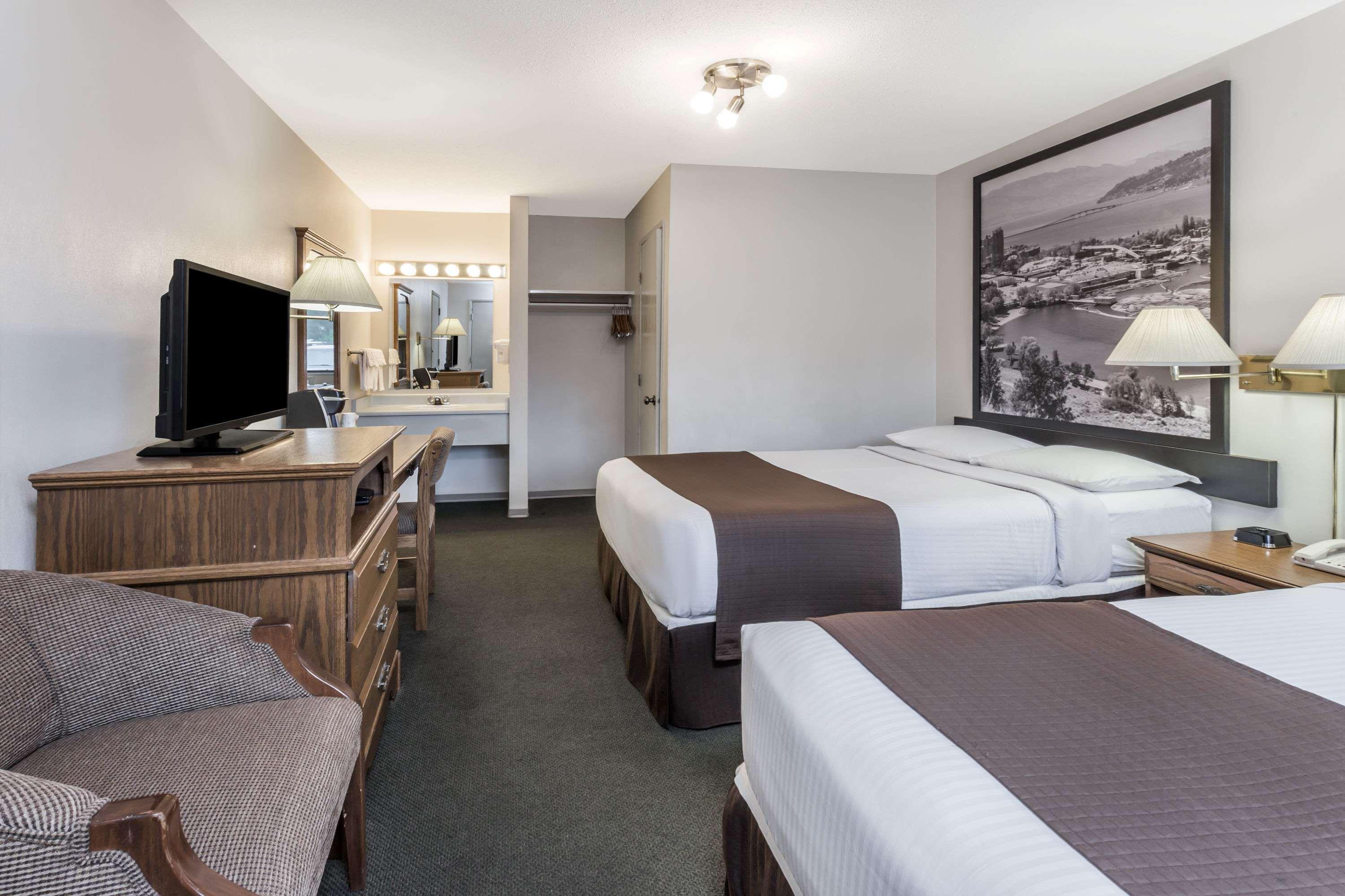 Super 8 By Wyndham Kelowna Bc Екстериор снимка
