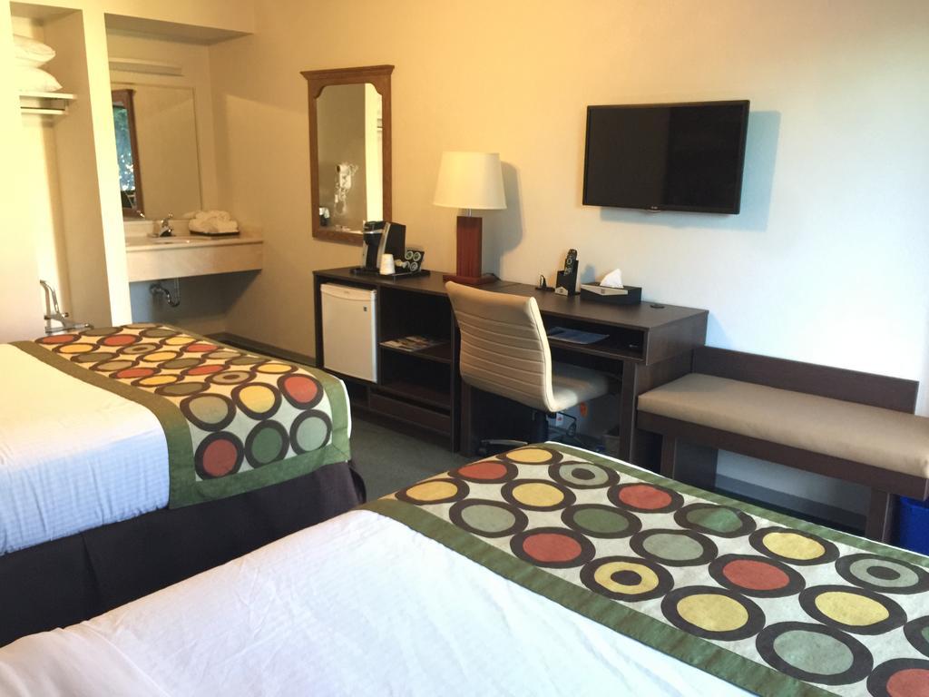 Super 8 By Wyndham Kelowna Bc Екстериор снимка