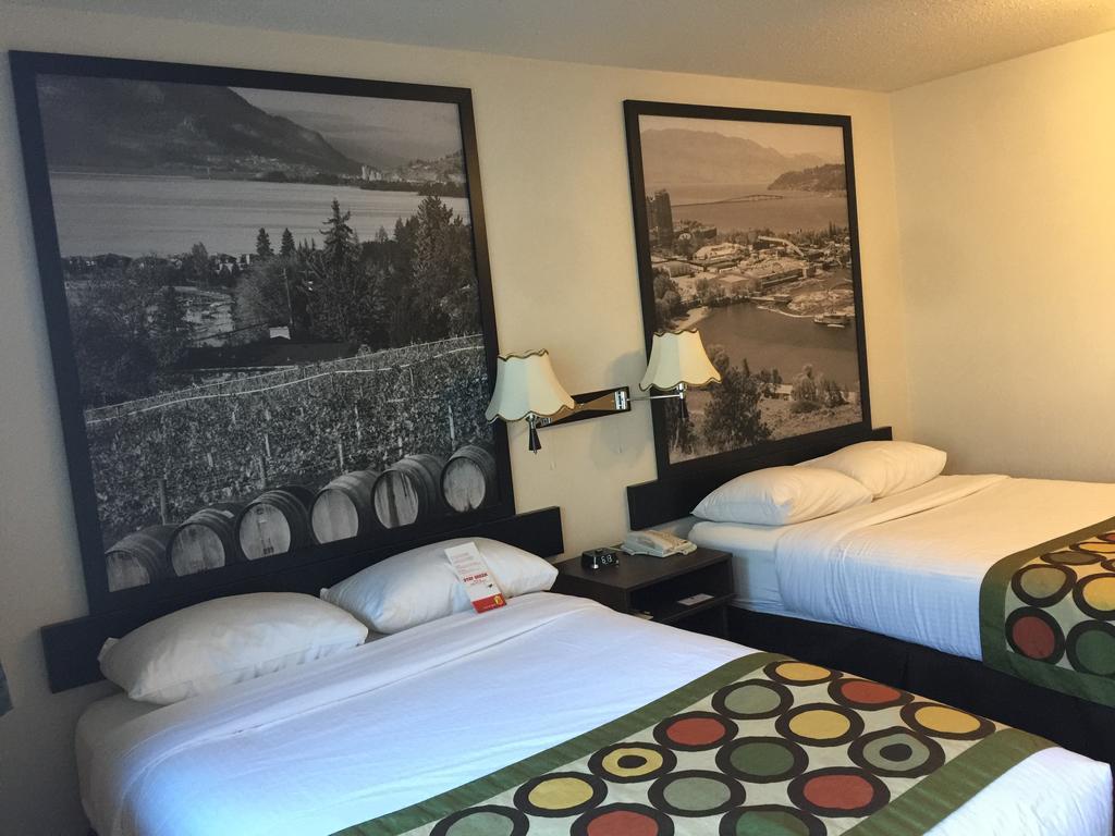 Super 8 By Wyndham Kelowna Bc Екстериор снимка