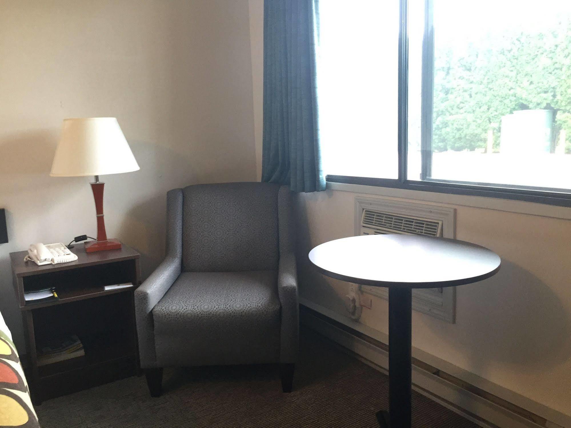 Super 8 By Wyndham Kelowna Bc Екстериор снимка