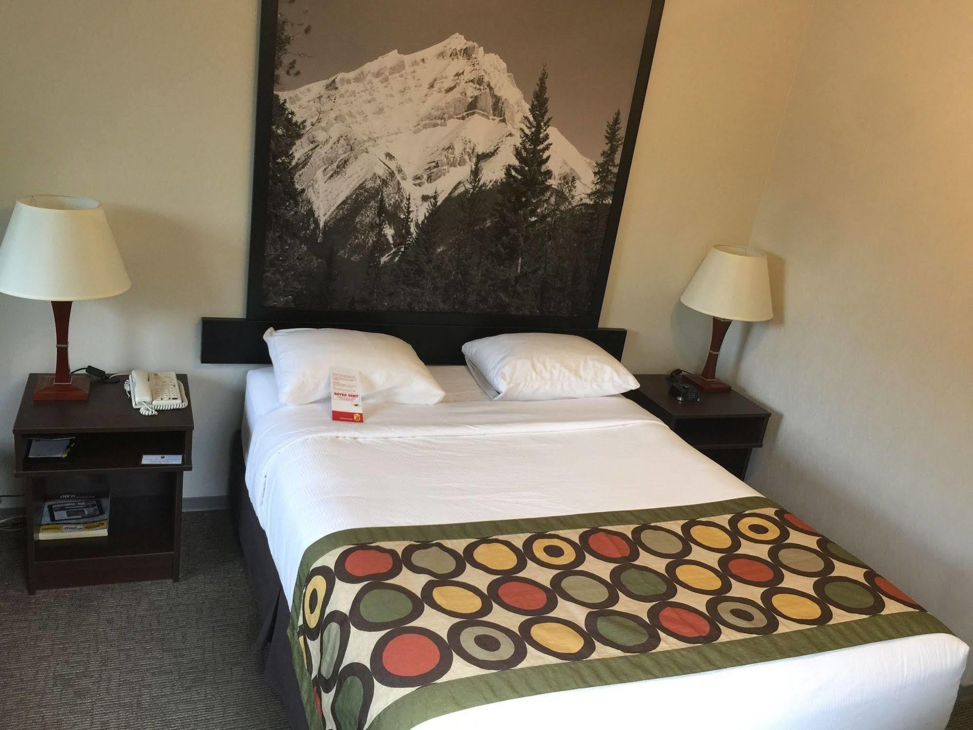 Super 8 By Wyndham Kelowna Bc Екстериор снимка