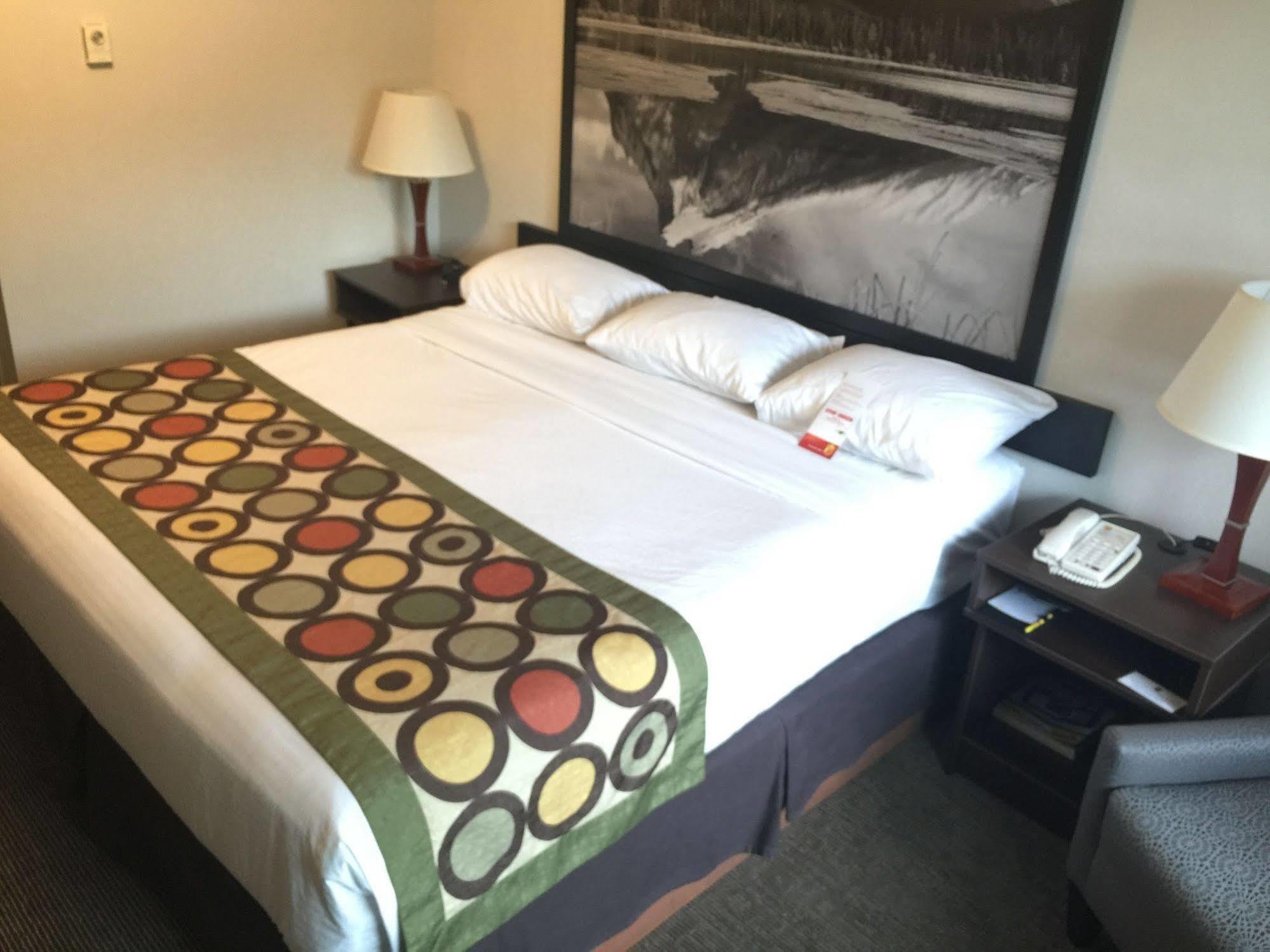 Super 8 By Wyndham Kelowna Bc Екстериор снимка