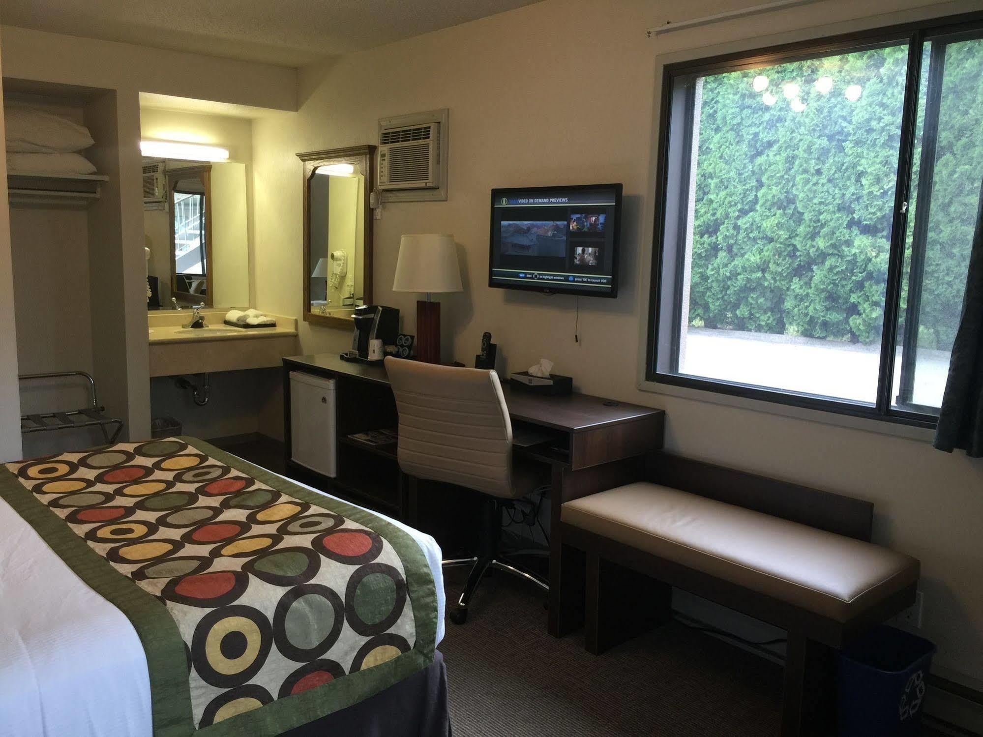 Super 8 By Wyndham Kelowna Bc Екстериор снимка