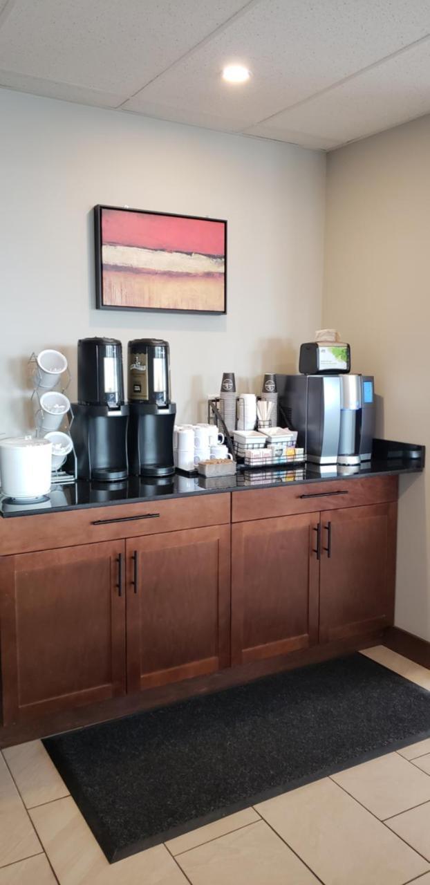 Super 8 By Wyndham Kelowna Bc Екстериор снимка