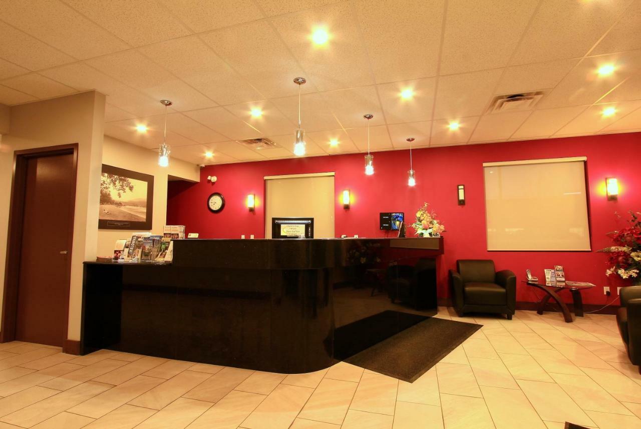 Super 8 By Wyndham Kelowna Bc Екстериор снимка