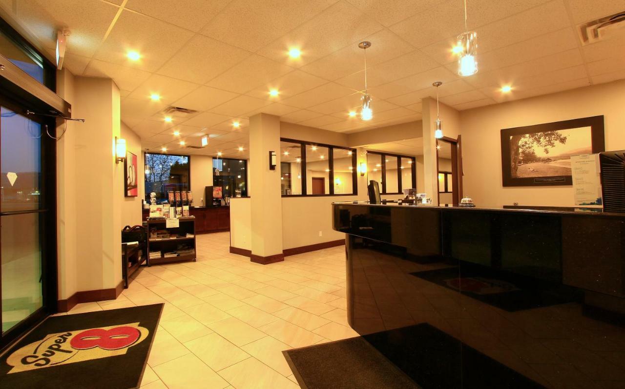 Super 8 By Wyndham Kelowna Bc Екстериор снимка