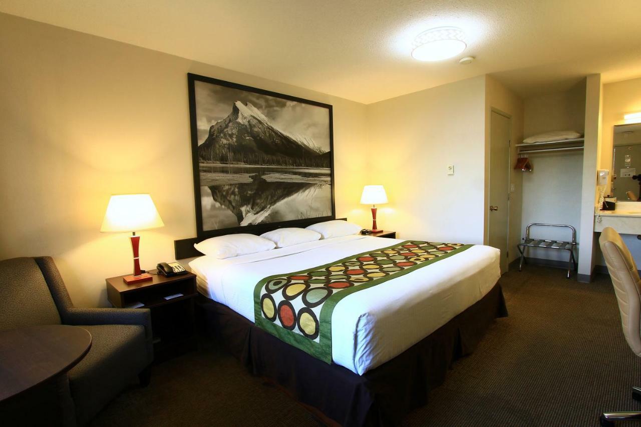 Super 8 By Wyndham Kelowna Bc Екстериор снимка