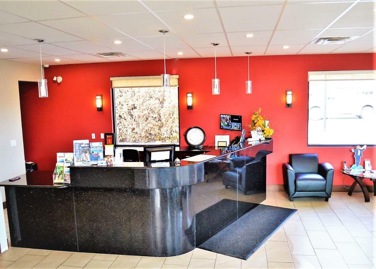 Super 8 By Wyndham Kelowna Bc Екстериор снимка